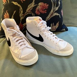 Nike Mid Vintage 77’ Blazers